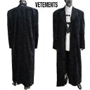 ヴェトモン VETEMENTS メンズ アウター コート ジャケット ロゴ ・バックネック部分VETEMENTSロゴ入りベロアロング丈オーバーサイズコート UA...