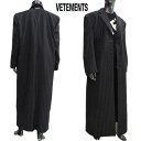 ヴェトモン VETEMENTS メンズ アウター コート ジャケット ロゴ ストライプ柄・バックネック部分VETEMENTSロゴ入りロング丈ウールコート ブラッ...