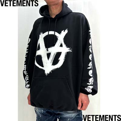 ヴェトモン VETEMENTS メンズ プルオーバー スウェット ユニセックス 同デザインの色違い有 前後逆さアナーキー・スリーブロゴ・フード刺繍ロゴ入りオーバーサイズパーカー ブラック UE64HD700BW 1302 BLACK/WHITE (R182100) 421 2024年春夏新作 【送料無料】 【smtb-TK】