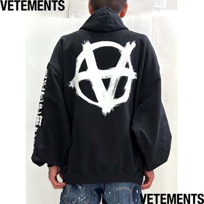 ヴェトモン VETEMENTS メンズ プルオーバー スウェット ユニセックス 同デザインの色違い有 前後逆さアナーキー・スリーブロゴ・フード刺繍ロゴ入りオーバーサイズパーカー ブラック UE64HD700BW 1302 BLACK/WHITE (R182100) 421 2024年春夏新作 【送料無料】 【smtb-TK】