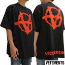 ヴェトモン VETEMENTS メンズ Tシャツ 半袖 ユニセックス可 同デザインの色違い有 前後逆さ赤アナーキー・バック裾ロゴ・バック刺繍ロゴ入りオーバーサイ...