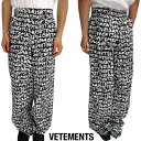 ヴェトモン VETEMENTS パンツ メンズ ボトムス ユニセックス可 同デザインの色違い有 同デザインのトップス有(別売り) 全体ホワイトロゴプリント入りパ...