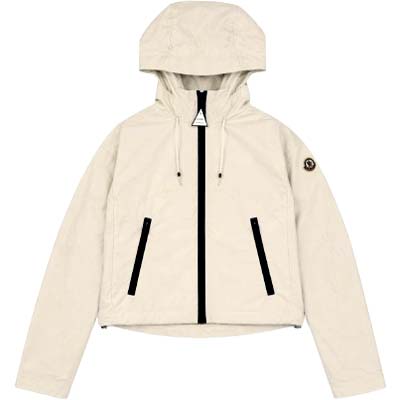 同時に店頭販売をしている為、在庫表示が反映されるタイムラグにより、商品のご注文が出来ても品切れの場合がございます。 又、お急ぎの時にはお問い合わせメールにて在庫確認の対応を致します。ギフト対応MONCLER モンクレールジャケット レディース LASANCA ロゴワッペン フーデッド ジップアップ ナイロン ライトベージュL10931A00107599B202B (R297000) ブランドMONCLER モンクレールシーズン商品説明仕様MONCLERのレディースジャケット「Lasanca(ラサンカ)」。軽やかな着心地とテクニカルな機能性を兼ね備えたフード付きライトアウター。左腕にはブランドを象徴するロゴワッペンを配置し、シンプルな中に存在感をプラス。フードと裾にはドローストリングを備え、シルエットの調整が可能。フロントはジップ開閉仕様で、両サイドにはジップポケットを装備。軽量で動きやすく、デイリーからアウトドアシーンまで幅広く対応。女性らしいシルエットと、ステッチによる立体的なラインが特徴で、カジュアルながらも洗練された印象に。撥水性と快適な着用感を両立した一着です。・左腕にロゴワッペン・両サイドにジップポケット・フードと裾にドローストリング・フロントはジップ開閉・LASANCA・カラーはライトベージュ(ホワイトアイボリー 02B)素材ナイロン 100%サイズガイド●生産国ルーマニア ●サイズ：身幅/裄丈/着丈 0:46cm/79cm/54cm 1:47cm/80cm/55cm 2:50cm/82cm/56cm ※平置き実寸のため、多少の誤差は御了承願います。 サイズに関するお問合せはコチラご注意・同時に店頭販売をしている為、在庫表示が反映されるタイムラグにより、商品のご注文が出来ても品切れの場合がございます。・お急ぎの時にはお電話・お問い合わせメールにて在庫確認の対応を致します。・お使いのモニターによっては色が違って見えることがあります。 BJ621