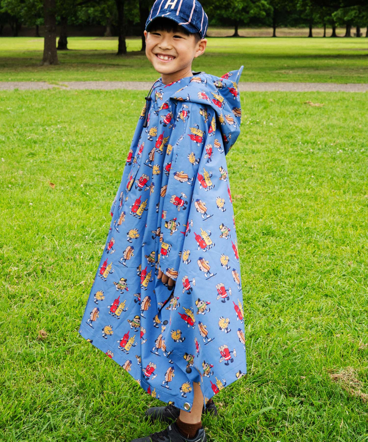 gym master 公式KIDS ハッピーペイントプルオーバーレインポンチョ|レインウェア カッパ 雨具 雨がっぱ アウター 防水 防風 撥水 雨天 リュックサック対応 アウトドア フェス フジロック 男女兼用 キッズ 子供用 自転車用 通勤 通学 梅雨 総柄|ジムマスター G321787