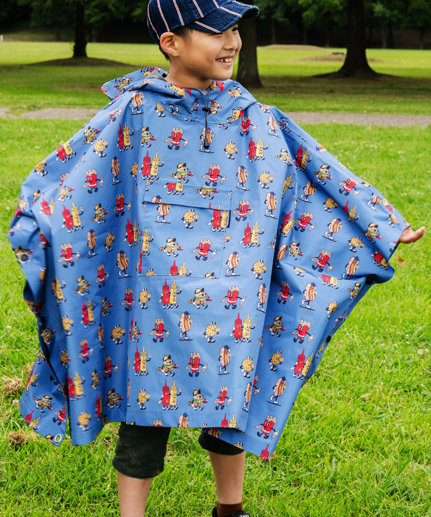 gym master 公式KIDS ハッピーペイントプルオーバーレインポンチョ|レインウェア カッパ 雨具 雨がっぱ アウター 防水 防風 撥水 雨天 リュックサック対応 アウトドア フェス フジロック 男女兼用 キッズ 子供用 自転車用 通勤 通学 梅雨 総柄|ジムマスター G321787