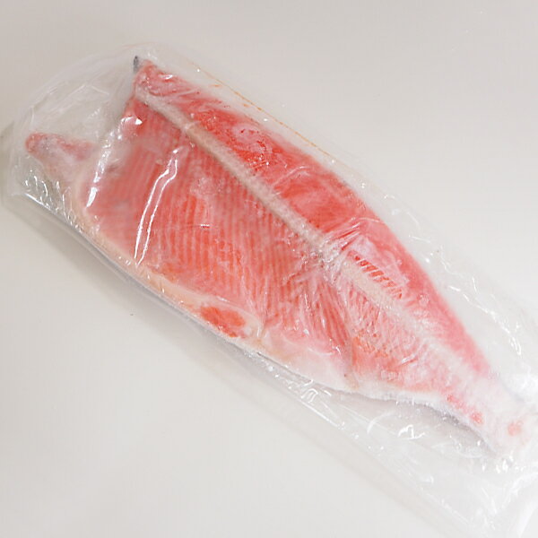 【内容(量)】銀鮭フィレ約1kg 【原材料(産地)】銀鮭（チリ） 【賞味期限】冷凍保存で3ヶ月銀鮭の切り身のもとがこの銀鮭フィレです。焼き鮭用の切り身をお好きなサイズで切りだしてください。脂のりがよく焼いて美味しい銀鮭です。 商品形態 袋入り業務用です。