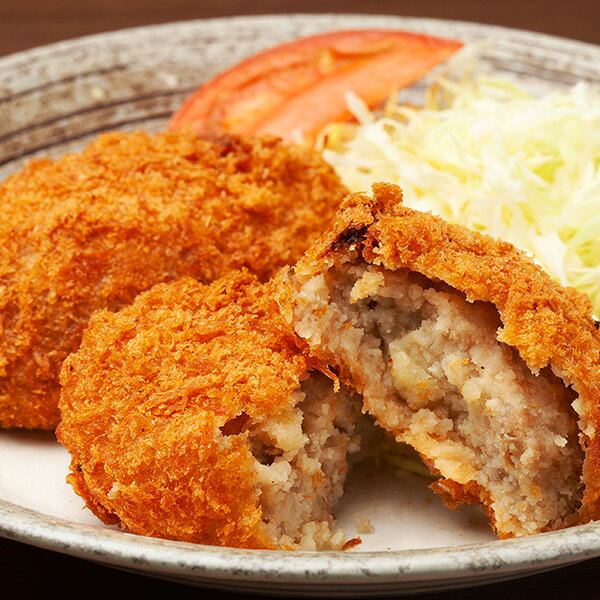 【内容(量)】黒毛和牛コロッケ8個 【原材料(産地)】野菜（ばれいしょ（北海道産）、たまねぎ）、牛肉、牛脂、砂糖、しょうゆ、ゼラチン、風味調味料、食塩、酵母エキス、デキストリン、さとうきび抽出物、衣（パン粉、小麦粉、でん粉、粉末状大豆たん白、なたね油、でん粉分解物、乳清たん白、粉末状エンドウたん白、デキストリン、小麦繊維）／乳化剤、調味料（アミノ酸等）、甘味料（ステビア、カンゾウ）、増粘多糖類、（一部に小麦・乳成分・牛肉・ゼラチン・大豆を含む） 【賞味期限】冷凍保存で1ヶ月 【注意点】加熱してお召し上がりください。170-180℃の油温で約8分揚げてください。北海道産黒毛和牛を18％配合し、北海道産ばれいしょの食感を生かして仕上げられています。牛肉のコクとじゃがいものやさしい甘みが絶妙に調和し、一口食べると素材のおいしさが広がります。夕食の主役にも、お弁当のおかずにも使いやすく、幅広い年代に喜ばれる味わいです。 商品形態 パック入りです 黒毛和牛使用 固形感を残した北海道産のばれいしょに北海道産黒毛和牛を贅沢に18％配合。ふんわりとした優しい食感に仕上げたプレミアムなコロッケです。