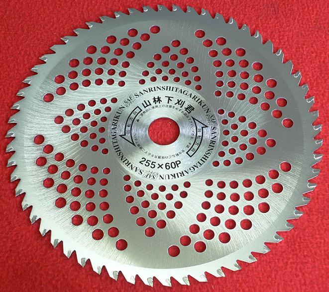 ★刈払機用チップソー 山林下刈君 255mm×60P ◆台金がアサリ付で、摩擦が少なく切れ味が良い！ ◆チップはシャープな切れ味の60P仕様！ ◆さらにメッシュ仕様で従来品より約20％軽い！ 安心の純日本製！！このチップソーは(株)小林鉄工所が日本国内の自社工場で一貫生産した商品です。安心してお使い下さい。 ■台金のここが違う！■ 　アサリがある事により、雑木などの切り口に、 　刃自身が締め付けられるのを防ぎ、軽く切れます。 ■チップのここが違う！■ 　シャープな切れ味の60Pチドリ刃仕様！ 　耐久性抜群！強力斜埋込型！ 切れ味・耐久性抜群！台金を科学した新設計刃！ 　・台金にアサリがある為に、山林下刈・竹刈に最適！ 　・厚さ1.4mmの台金で刃先が衝撃に強い！ 　・厚さ1.4mmの台金で刈払機との取り付け部分が破損しにくく安全です。 ■特長■ 　●本品は刃先部に耐磨耗、耐衝撃用のタングステンカーバイドチップ 　　を使用していますので、長時間お使いいただけます。 　●本品の台金は炭素鋼を使用し、適切なる熱処理・研磨・歪取りを 　　行っております。 　●低速回転（5000rpm〜6000rpm）でご使用いただけますので楽で経済的です。 　●エンジン排気量35cc〜20ccクラスに最適。 ■用途■ 　●畦、土手、溝等の草刈り、雑草刈り、山林の下刈。 ■サイズ■ 　外径：255mm　刃数：60P ※商品画像は2010年8月現在のものです。 商品パッケージに多少変更がございますが、 ご了承くださいますようお願い申し上げます。