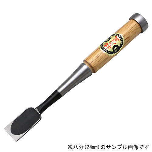 播磨王 替刃式 追入鑿 赤樫柄 六分(18ミリ) 超合金を使用した特殊焼入により、素晴らしい切れ味と長切れを実現！食い込みが良く、替刃式のため経済的！ 仕様 品名 播磨王 替刃式 追入鑿 赤樫柄 六分(18ミリ) 本体サイズ（概略寸法） 幅：六分(18ミリ) 柄 赤樫柄 ※本製品は職人による手作り鍛造品のため、納期にお時間を頂く場合がございます。 お急ぎの場合は、在庫・納期をご確認の上ご注文下さい。 ※商品の都合上、代金引換がご利用出来ませんのでご了承ください。