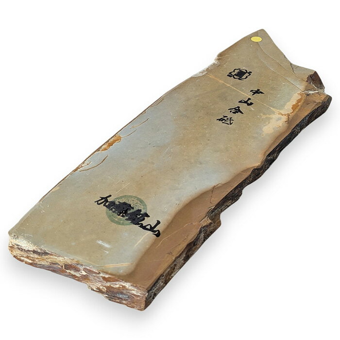 京都産 天然砥石 No.598 中山 加藤鉱山 天然砥石は年々産出量が減っており希少な砥石となっております。包丁や鑿・鉋等の各種大工道具の仕上げ研ぎにお使い頂ける天然砥石です。いずれもお写真の現物一点のみの限定販売となります。 仕様 品名 京都産 天然砥石 No.598 中山 加藤鉱山 本体サイズ(mm)（概略寸法） ※最大幅部 長さ×幅×厚み：255*87*16 用途 包丁や鑿・鉋等の各種打ち刃物の仕上げ研ぎ ※他のモールでも同時出品しておりますため、タイミングによっては在庫切れとなる場合がございます。