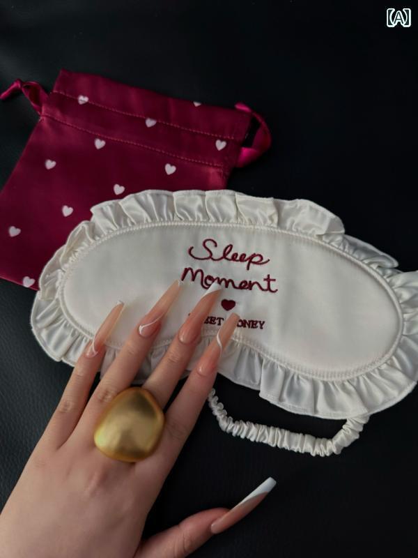 アイマスク 睡眠 旅行用にも フリルの 縁と 木の 耳の 縁が 付いた 高級 感の ある 刺繍 入り 遮 光 アイマスク。 女の子 睡眠を 助ける シルクを 模した 旅行用