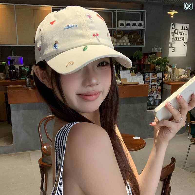 レディース ベースボール キャップ かわいい の 刺繍が 施 レディース 夏用 野球帽。 つばの 広い 日よ..