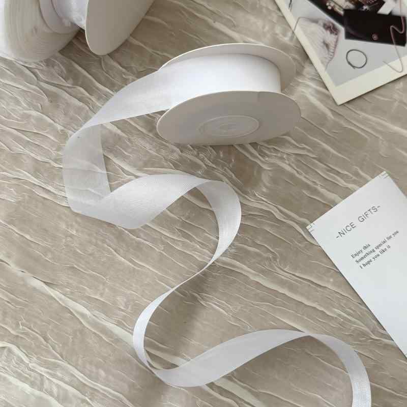 デコレーション リボン ギフト 素敵な 贈り物 白い リボンの ギフトラッピング タイの 花の 装飾 ギフ..