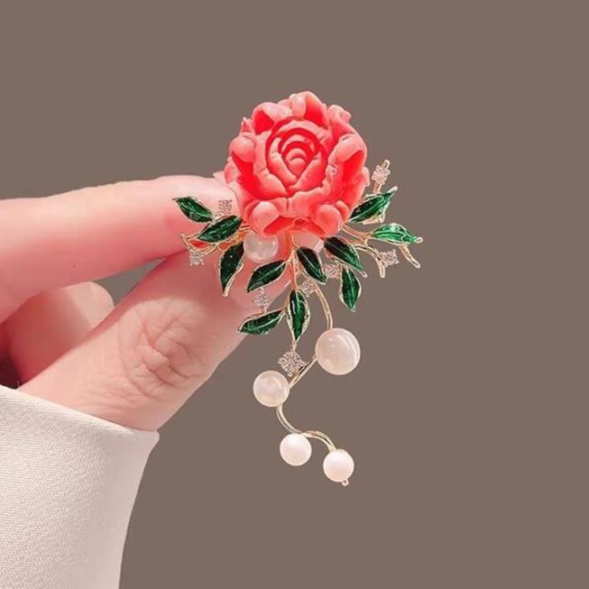 樂天商城 - ブローチ 赤牡丹 緑葉 中国 パール 花モチーフ 上品 高級感 ファッション アクセサリー 華やか デザイン 軽量 女性用 普段使い 華奢 装飾 花柄 ピン