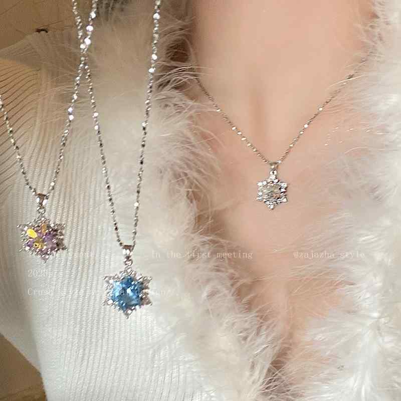 SWAROVSKI - 鎖骨チェーン 雪花ジルコニア ペンダント クリスタル シンプル スタイリッシュ 通勤用 アクセサリー 秋冬 コーディネート ニットチェーン 輝き 細身 レイヤード