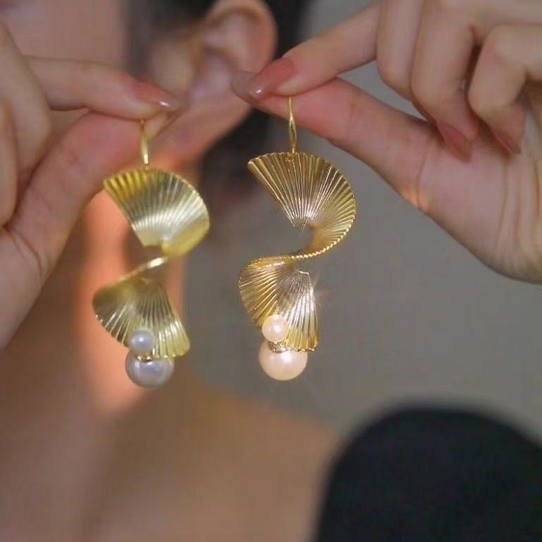 ピアス レディース アクセサリー パール 大ぶり 揺れる ゴールド 高級感 おしゃれ かわいい イヤリング ジュエリー エレガント パーティー 結婚式 デート オフィスカジュアル 上品 きれいめ 大人かわいい トレンド 華やか ギフト映え インパクト デザ