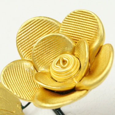 表札マイスターのガラスのアクセサリー「ガラスの花・金箔仕様」ひょうさつ【GHO表札】｜アングル3