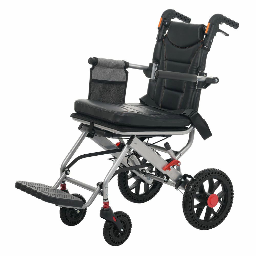 【商品詳細】 Dimensions & Details style="width: 40%;line-height:24px;padding: 12px 16px;background: #F7F8FA;border-right: 1px solid #E5E5E5;border-bottom: 1px solid #E5E5E5;word-break: break-word;white-space: pre-wrap">・素材 style="width: 60%;line-height:18px;padding: 12px 16px;border-bottom: 1px solid #E5E5E5;word-break: break-word;white-space: pre-wrap">アルミ style="width: 40%;line-height:24px;padding: 12px 16px;background: #F7F8FA;border-right: 1px solid #E5E5E5;border-bottom: 1px solid #E5E5E5;word-break: break-word;white-space: pre-wrap">・カラー style="width: 60%;line-height:18px;padding: 12px 16px;border-bottom: 1px solid #E5E5E5;word-break: break-word;white-space: pre-wrap">ブラック style="width: 40%;line-height:24px;padding: 12px 16px;background: #F7F8FA;border-right: 1px solid #E5E5E5;border-bottom: 1px solid #E5E5E5;word-break: break-word;white-space: pre-wrap">・商品サイズ style="width: 60%;line-height:18px;padding: 12px 16px;border-bottom: 1px solid #E5E5E5;word-break: break-word;white-space: pre-wrap">66*50*91.5cm style="width: 40%;line-height:24px;padding: 12px 16px;background: #F7F8FA;border-right: 1px solid #E5E5E5;border-bottom: 1px solid #E5E5E5;word-break: break-word;white-space: pre-wrap">・梱包数 style="width: 60%;line-height:18px;padding: 12px 16px;border-bottom: 1px solid #E5E5E5;word-break: break-word;white-space: pre-wrap">1 style="width: 40%;line-height:24px;padding: 12px 16px;background: #F7F8FA;border-right: 1px solid #E5E5E5;border-bottom: 1px solid #E5E5E5;word-break: break-word;white-space: pre-wrap">・梱包サイズ style="width: 60%;line-height:18px;padding: 12px 16px;border-bottom: 1px solid #E5E5E5;word-break: break-word;white-space: pre-wrap">78*56*36cm style="width: 40%;line-height:24px;padding: 12px 16px;background: #F7F8FA;border-right: 1px solid #E5E5E5;border-bottom: 1px solid #E5E5E5;word-break: break-word;white-space: pre-wrap">・重量（N.W.） style="width: 60%;line-height:18px;padding: 12px 16px;border-bottom: 1px solid #E5E5E5;word-break: break-word;white-space: pre-wrap">9.35kg style="width: 40%;line-height:24px;padding: 12px 16px;background: #F7F8FA;border-right: 1px solid #E5E5E5;border-bottom: 1px solid #E5E5E5;word-break: break-word;white-space: pre-wrap">・重量（G.W.） style="width: 60%;line-height:18px;padding: 12px 16px;border-bottom: 1px solid #E5E5E5;word-break: break-word;white-space: pre-wrap">11.83kg style="width: 40%;line-height:24px;padding: 12px 16px;background: #F7F8FA;border-right: 1px solid #E5E5E5;border-bottom: 1px solid #E5E5E5;word-break: break-word;white-space: pre-wrap">・生産国 style="width: 60%;line-height:18px;padding: 12px 16px;border-bottom: 1px solid #E5E5E5;word-break: break-word;white-space: pre-wrap">中国 style="width: 40%;line-height:24px;padding: 12px 16px;background: #F7F8FA;border-right: 1px solid #E5E5E5;border-bottom: 1px solid #E5E5E5;word-break: break-word;white-space: pre-wrap">・組立品/完成品 style="width: 60%;line-height:18px;padding: 12px 16px;border-bottom: 1px solid #E5E5E5;word-break: break-word;white-space: pre-wrap">完成品 【セールスポイント】◎01どこでもスムーズに移動できる車椅子。ご自宅はもちろん、外出時や旅行も快適にサポートします！飛行機、新幹線、電車、車載。飛行機への持ち込みOK！コンパクト設計の車椅子。機内持ち込みサイズに対応しているので、旅行や出張にも安心してご利用いただけます。ご注意ください飛行機に車椅子を持ち込む前に、関連する航空会社の規定を確認し、車椅子での飛行機の搭乗手続きに従ってください。すべての航空会社で車椅子の持ち込みが保証されているわけではありません。◎02\安全機能も充実！/8つのポイント01お手入れ簡単なPUレザー 02 360°回転前輪跳ね上げ式フットとアームレスト 03収納用バッグ 04ノーパンクタイヤ--空気入れ不要 05安心の介助ブレーキ 06ラクに移動できるキャリーハンドル 08折り畳んでコンパクト◎03【乗らない時も楽に運べる】使わないときは折りたたんで収納、移動時はキャリーのように引いてラクラク運べます。【折り畳んでコンパクト】わずか3歩で折り畳む1.ロックを解除する2.フットサポートとアームサポートを収納します。3. 両手で同時に内側に折り畳み、収納用ベルトでしっかり固定します。自立できる！コンパクトに折りたためて、省スペース。◎04【安心の介助ブレーキ】坂道や停止時でも、手元で簡単にブレーキ操作ができるので、使用者も介助者も安心です。ブレーキかける。ブレーキ解除。坂道や段差での駐車も安心！◎05【肘置きと足置きが跳ね上げ式】肘部可動＆脚部調整で、乗り降りラクラク。立ち上がりや着座がスムーズで、狭い場所でも使いやすい設計です。【360度回転前輪で、狭い場所もスイスイ移動！】360度自由に回転する前輪設計で、狭い室内や混雑した場所でもストレスなく移動できます。◎05【ノーパンクタイヤで、メンテナンスフリー！】パンクの心配なし！空気入れも不要！ノーパンクタイヤで、長期間の使用でも安心です。12インチ超大後輪&衝撃吸収設計路面の凹凸や小さな段差を自然に吸収し、安定した走行を実現。また、右後輪に搭載された脚フレームを活用することで、車椅子を持ち上げやすく、段差を効果的にクリアできます。◎06【お手入れ簡単なPUレザー】清潔でお手入れも簡単、汚れを拭き取るだけで清潔を保てます。◎07【コップ収納用バッグ付き】小物を整理するのに便利です。【その他の安心対策】#1.軽量で丈夫なアルミ素材採用！高品質なアルミ素材を使用し、軽量ながらも高い耐久性を実現。#2.安全ベルトしっかりとした固定で、段差や移動中の揺れも安心です。#3.リフレクター付き夜間も安心。リフレクター付きで視認性アップ。◎08【 11.8kgの軽量】軽さと強さを両立！最大100kgの耐荷重で、快適さと使いやすさを追求した最強のアイテム！【材質】Aluminium【サイズ】78 x 56 x 36 cm【重量】11.83 kg