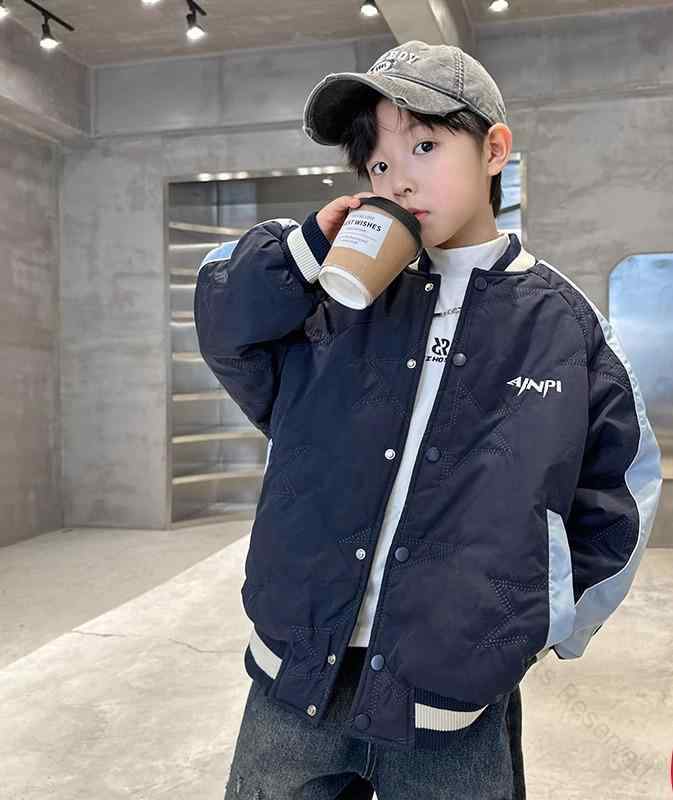 Rakuten - 冬の探検用キッズジャケット 男の子の冒険を暖かくサポート キルティングで軽暖 ネイビーとグリーンのスタイリッシュカラー 野外活動に最適な防寒設計 ジュニア向けおしゃれアウター
