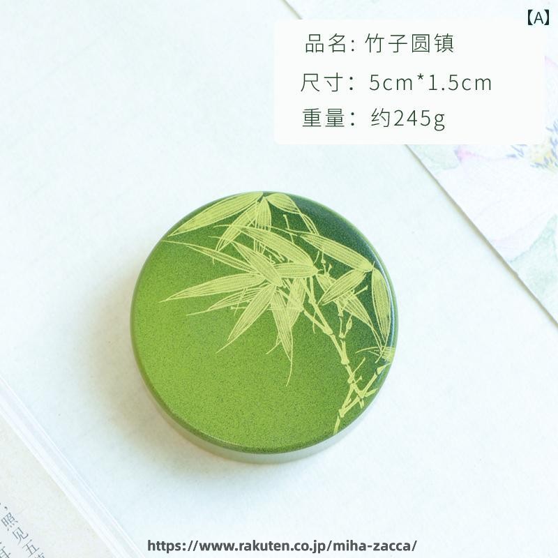 ["・品名: 竹韻真鍮製文鎮","・用途: 書道練習、贈答品","・展開: 竹モチーフ（丸型）、蓮モチーフ（丸型）、梅に鳥モチーフ、風になびく竹モチーフ、竹韻モチーフ、花鳥モチーフ、蘭モチーフ"]["・品名: 竹韻真鍮製文鎮","・用途: 書道練習、贈答品","・展開: 竹モチーフ（丸型）、蓮モチーフ（丸型）、梅に鳥モチーフ、風になびく竹モチーフ、竹韻モチーフ、花鳥モチーフ、蘭モチーフ"]