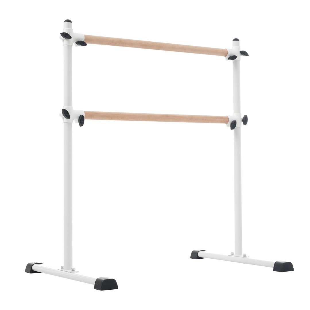 【商品詳細】Dimensions & Details・素材スチール/天然木・カラーホワイト・商品サイズ101.5*67*105cm・梱包数1・梱包サイズ111*19*11cm・重量（N.W.）7.4kg・重量（G.W.）8.2kg・生産国中国【セールスポイント】◎1ご自宅での練習やレッスンでの使用に二段構造のバレエバーは、高さの異なるバーを同時に使用できるため、身長差のあるお子さま同士や、大人と子どものペア練習に最適です。しっかり握れる安定設計で、初心者のレッスンも安心サポート。◎2 2段式バレエバー　上下2本の横棒設計で、子供から大人まで一緒に使える！異なる身長に対応し、親子での使用に最適です。◎3無段階高さ調整無段階で自由に高さ調整が可能。0~105cmの範囲内でお好みに合わせて微調整できます。成長するお子様にも、大人にもぴったりの高さで練習が可能です。◎4脚がH型のため、足が当たりづらい"バーの脚がH型（真上から見るとHになっている）のため、レッスン中に足がバーの脚に当たりにくいデザインとなっています。バーの脚にぶつかるとなかなか痛いので、これは嬉しいポイントです。"◎5掴み心地が良い太さのバー"直径4cmのしっかりとした太さの木目調バーを採用。バーの太さが程よく掴みやすいので、レッスン時の安定感も期待できます。"◎6持ち運びができるポータブルタイプスチール製のスタンドは木製のスタンドと比べ軽量で扱いやすいというメリットがあります。◎7ナチュラルテイストな天然木調自然素材の持つ温かい風合いや質感、柔らかい肌触りが大きな魅力です。角丸加工本体の端は、怪我などに配慮した丸みのあるフォルムを採用。【材質】Solid Wood【サイズ】111 x 19 x 11 cm【重量】8.2 kg