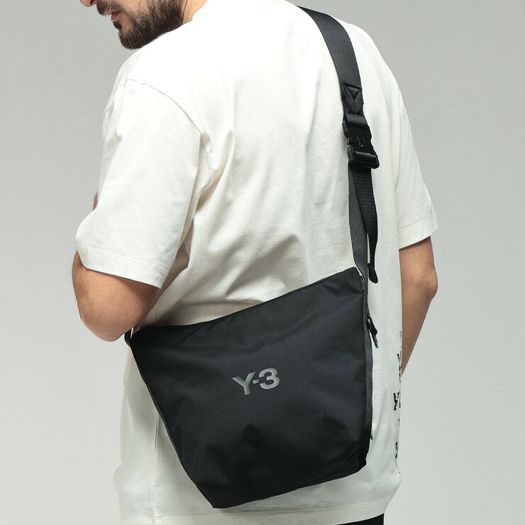Y-3はYohji Yamamotoのデザイナー「山本 耀司」が手がけるadidasのスポーツブランド。機能美とモダンなデザインを融合させた、Y-3の洗練されたボディバッグです。都会的なライフスタイルに馴染むミニマルなフォルムでありながら、計算された収納力で日常の必需品をスマートに持ち運べます。軽量で耐久性に優れた素材を使用し、アクティブなシーンでもストレスのない使い心地を実現。ストラップの調整でスタイルに変化をつけられ、カジュアルな装いを一気にモードな表情へと引き上げてくれる優秀なアイテムです。COLORSWhich color are you going to choose?DETAILcollar pocket sleeve button hem printed tag and more...VARIATIONPlain color, barred patterns and all that with check patternsブランドY-3 (ワイスリー)素材ナイロン100％生産国ベトナムコメントY-3はYohji Yamamotoのデザイナー「山本 耀司」が手がけるadidasのスポーツブランド。機能美とモダンなデザインを融合させた、Y-3の洗練されたボディバッグです。都会的なライフスタイルに馴染むミニマルなフォルムでありながら、計算された収納力で日常の必需品をスマートに持ち運べます。軽量で耐久性に優れた素材を使用し、アクティブなシーンでもストレスのない使い心地を実現。ストラップの調整でスタイルに変化をつけられ、カジュアルな装いを一気にモードな表情へと引き上げてくれる優秀なアイテムです。仕様外側ポケット×1つサイズ(cm)タテヨコマチストラップ幅ストラップの長さ-283110586-118サイズについて返品についてラッピングはコチラ