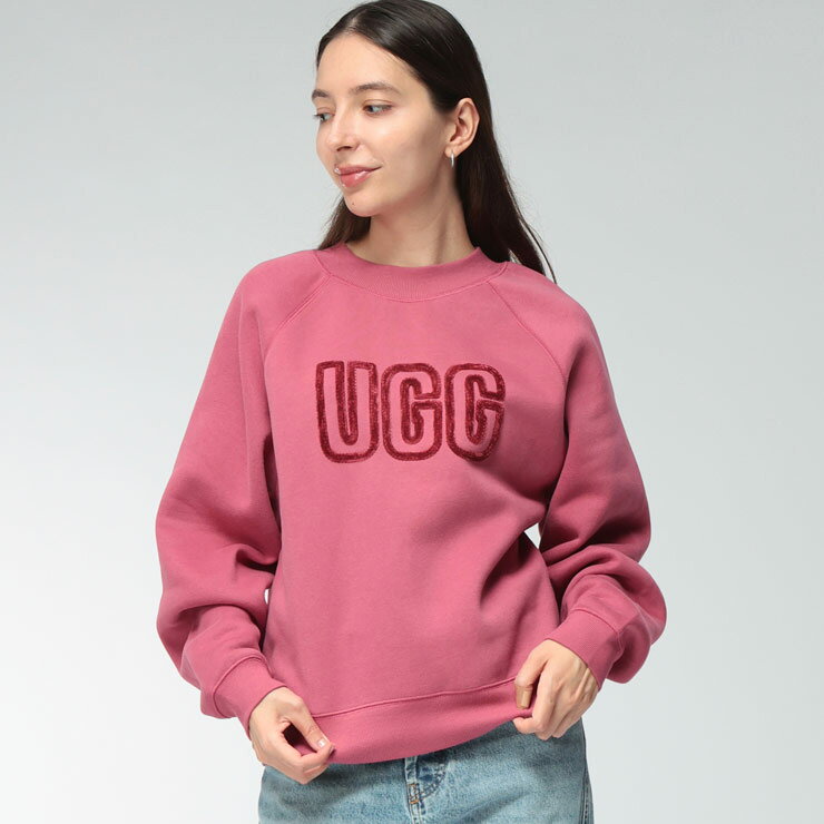 UGG（アグ）は、オーストラリア発祥のファッションブランドで、シープスキンブーツで有名です。フロントに施された立体的なシェニール素材のロゴが存在感を放つクルーネックスウェットシャツです。ふんわりと柔らかく温かい裏起毛仕立てで、肌触りの良さと優れた保温性を実現しています。肩周りを動かしやすいラグランスリーブを採用し、程よくリラックス感のあるシルエットに。デニムやスカートと合わせたカジュアルスタイルからラウンジウェアまで、秋冬のデイリーコーディネートに重宝する一着です。COLORSWhich color are you going to choose?DETAILcollar pocket sleeve button hem printed tag and more...ANGLEfront and side and back' s angle are introducedVARIATIONPlain color, barred patterns and all that with check patternsProduct DescriptionUGG（アグ）は、オーストラリア発祥のファッションブランドで、シープスキンブーツで有名です。フロントに施された立体的なシェニール素材のロゴが存在感を放つクルーネックスウェットシャツです。ふんわりと柔らかく温かい裏起毛仕立てで、肌触りの良さと優れた保温性を実現しています。肩周りを動かしやすいラグランスリーブを採用し、程よくリラックス感のあるシルエットに。デニムやスカートと合わせたカジュアルスタイルからラウンジウェアまで、秋冬のデイリーコーディネートに重宝する一着です。ブランドUGG (アグ)素材[表地]綿55％ 再生ポリエステル45％ [リブ部分]綿96％ ポリウレタン4％生産国インドネシア仕様クルーネック / 裏起毛サイズ(cm)胸囲着丈裄丈XS1065581S1105682M1145883L11860841XL1246186モデルデータ身長：166cm / B：80 / W：60 / H：89 / S：24.0cm着用サイズSサイズについて返品についてラッピングはコチラ