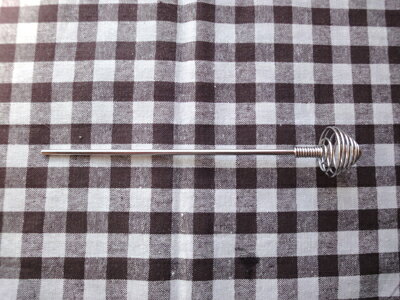 金属製はちみつサーバーです。 サイズ サイズ：約）200mm×25mm 材質 ステンレス さて誠に申し訳ございませんがH30.4.1より送料値上げのお願いです。今まで500円だった送料を600円に、お買い上げ総額5000円以上で無料だったところを7,500円から無料とさせていただきたくお客様各位には大変ご迷惑をおかけする事となりますがなにとぞご協力のほどお願い申し上げます。