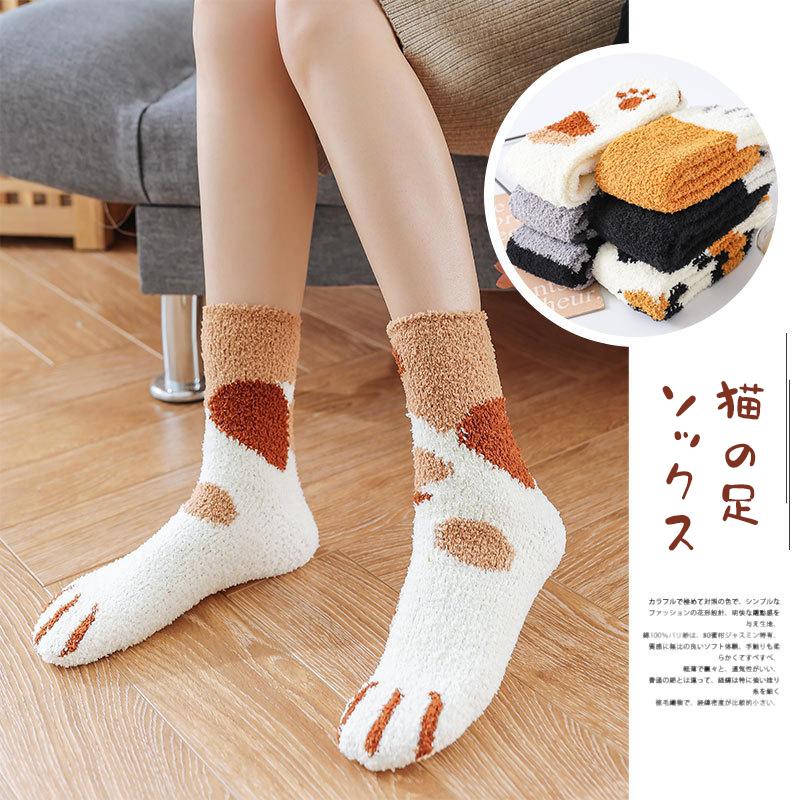 靴下 4足組 ソックス 猫の足 クリスマス レディース 暖かい かわいい あったか 防寒 クルーソックス レディースソックス ルームソックス 室内履 サンタ 秋冬 ギフト 素　材ポリエステル タイプA、B サイズF(フリーサイズ） ご注意 ※ご注意：この製品は糸の性質上、毛羽部分糸が抜けやすくなっています。また、滑りやすいのでご注意ください。 ※ご使用のモニターによって掲載写真と若干色の見え方が異なる場合がございます。 ※洗濯時は色物と避けて洗濯してください。 メーカー希望小売価格はメーカーサイトに基づいて掲載しています