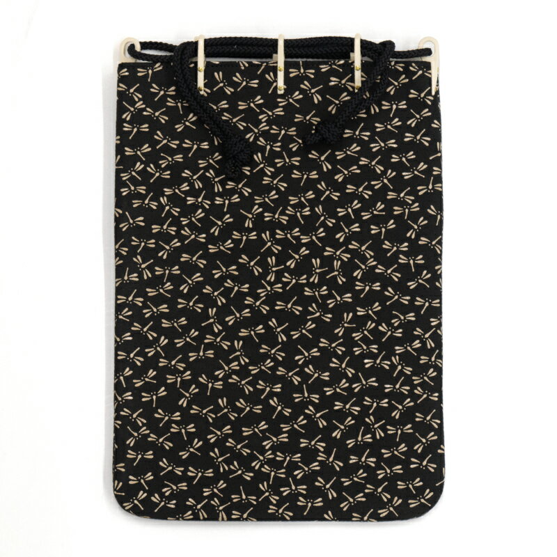 ◇印傳屋◇ 合切袋大 [3004]黒地×白漆・赤漆約26.5×19×1.5cm甲州印伝 甲州印傳 印伝屋 上原勇七 いんでん inden-ya 信玄袋 巾着 Gassai-bukuro shingen bukuro kinchaku purse pouchd991743050197