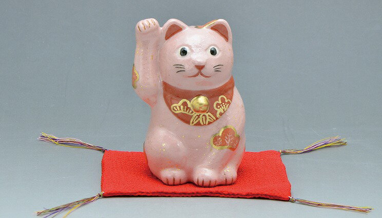 京焼/清水焼 陶器 置物 招き猫・松竹梅（ピンク）（敷物付） Kyo-yaki. Japanese ceramic ornament. Beckoning cat pink. Fortune manekineko.