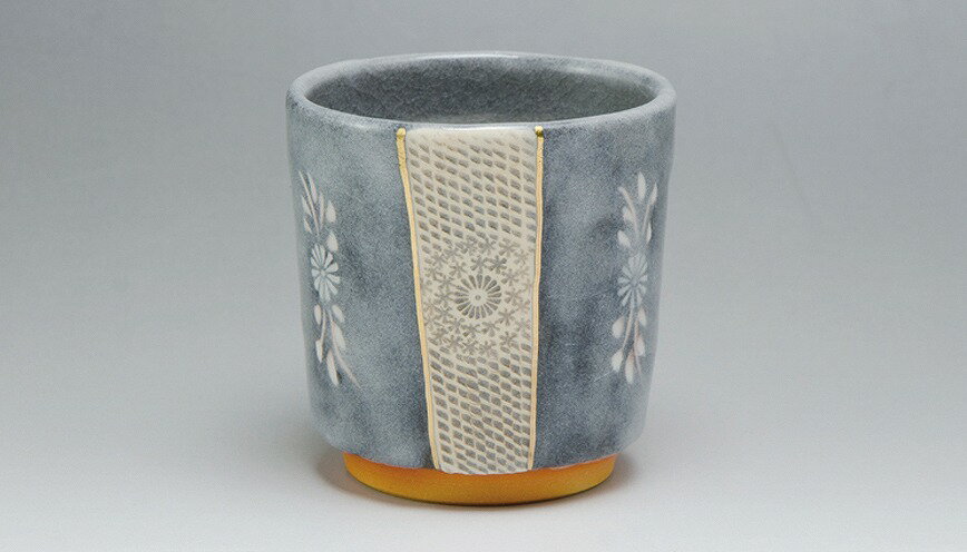 京焼/清水焼 陶器 焼酎杯 黒志野印華 Kyo-yaki. Japanese Sake Beer rock cup Black shino inka. Paper box. Ceramic.