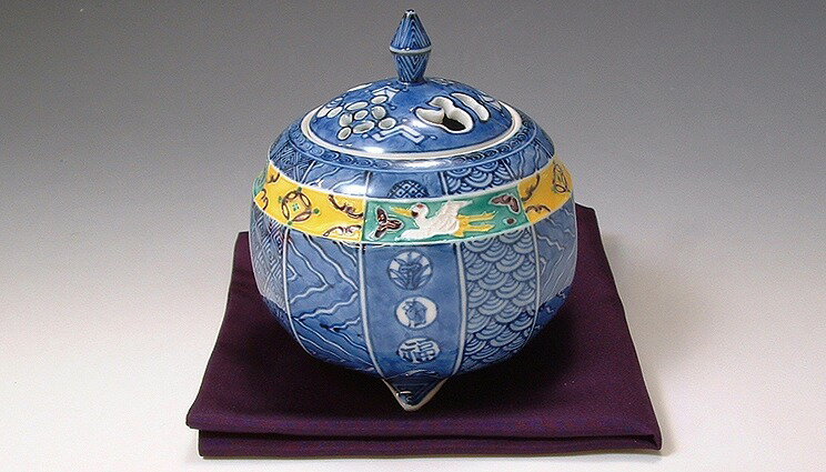 サイズ: 径10cm 幅10cm 高さ11.5cm 容量cc 細かく描かれた染付の藍に色鮮やかな交趾の対比が美しい香炉。吉祥尽しの紋様で、おめでたい一品です。 商品は手作りのため、色目、寸法、容量等が実物と多少異なる場合がございます。 Kyoyaki-Kiyomizuyaki is one of the many traditional crafts that are representative of Kyoto.