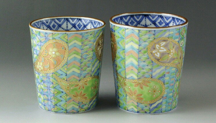 京焼/清水焼 磁器 夫婦組湯呑 色絵ペイズリー 木箱入 Kyo-yaki. Paisley Set of 2 Teacups Yunomi. Wooden box. Porcelain.