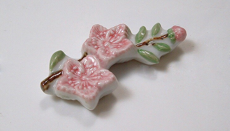 京焼/清水焼 磁器 箸置 桃の花 5入 紙箱入 Kyo-yaki. Set of 5 Japanese chopstick spoon rest flower of peach. Paper box. Porcelain.