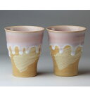 サイズ: 径8.5cm 幅8.5cm 高さ10cm 容量280cc Hagiyaki 2cups made in Japan. Japanese pottery. 表示内容と多少の寸法の違いや色の違いが生じる場合があります。ご了承ください。 萩焼ならではの仄かな色合いと、優しい手触りをお楽しみください。 ご使用の前に、必ずお読みください。 1　はじめて使用する際は、一晩水に浸け、包装材のほこりやにおいを取り除きます。 2　萩焼の高台には釉薬がかかっておらず、砂を含んだ陶器の底はざらざらし、テーブルを傷つける場合がございます。敷物をしいてご使用になるか、高台（糸底）に触れてみて、ざらざらが気になるようでしたら、ヤスリやサンドペーパーでなめらかになるように処理をされることをおすすめいたします。 3　萩焼は、土の粒子と粒子の間が磁器ほどしまっていません。そのため、水もれする場合がございます。お使いいただくうちに茶渋等の浸透により、自然に止まります。 弊社商品に関しましては、水が漏れにくい加工をしておりますが、万一漏れが続くようであれば、一度製品をよく乾燥させた後、おもゆやフノリを入れ、6時間ほど浸けておく止まります。 4　食器類は、酸味や油分、酒類などの強い食品を入れたまま使用すると貫入に浸透し、シミや異臭、べとつき、原因となりますので、長時間それらを入れたままの状態でのご使用は避けてください。ご使用前には、水に浸け、充分に水を吸わせておくと、料理の汁気や、脂気を吸いにくくなります。また、ご使用後の食器も、なるべく早く温水に浸けこむなど、時間を置かないように気をつけてください。 5　器は、よく乾燥させてからしまってください。水気が残っていると、カビの原因になることがあります。特に萩焼は、水気を吸収しやすいため、完全に乾燥させてから、収納するようにしてください。 末永く萩焼をご使用いただけると幸いです。