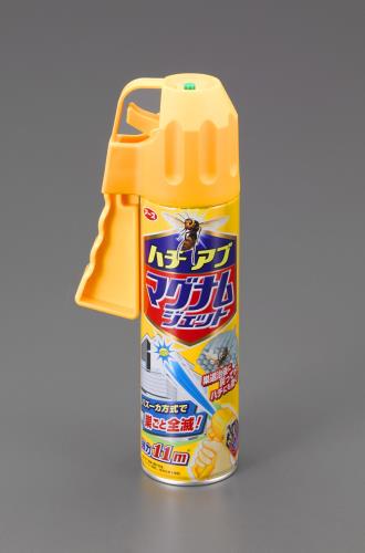 仕様：●内容量…550ml●対象害虫…アシナガバチ、クマバチ、ミツバチ、スズメバチ、アブ、ブヨ、クモ、ヤスデ、ゲジ、ケムシ、ムカデ、カメムシ、羽アリなど●有効成分…フタルスリン、モンフルオロトリン、ビフェントリン（ピレスロイド系）、植物由来成分●効果持続期間…巣作り阻止1ヵ月（使用環境により異なります）●注意…屋外専用、火気厳禁●ハチの巣退治も容易にできます。●スズメバチの巣の処理は、必ず専門家に依頼してください。●バズーカ方式で強力大量噴射●本品は強力噴射のため、約45秒で全て噴射されます。●安心！日本唯一　反撃させないハチ無力化処方。※ メーカー調査（ハチ用駆除エアゾールにおいて 2019年6月現在）●速効性、致死効果に優れた有効成分を配合。ハチの巣や飛び回るハチ・アブを速効駆除。●持続成分配合で1ヵ月巣を作らせない。※ 使用環境により異なります。●ハチの巣の駆除に適した、強力大量噴射できるバズーカタイプ。無風時最大12m。使用環境により異なります。巣には、3〜4mの距離から噴射してください。●＜飛んでいるハチの駆除＞・種類によって攻撃的なハチもいるので、衣服などで皮膚の露出をさけ、刺されないようにしてください。・適量を直接噴射してください。・駆除したハチは直接手で触れないでください。●＜ハチの巣の駆除＞・必ず皮膚の露出しない防護服、手袋、保護メガネ等（ハチの針が皮膚まで届かないもの）を着用し、日没後に行ってください。・3〜4mの距離から10〜30秒噴射してください。・本品はスズメバチの巣の駆除を対象とした商品ではありません。●＜ハチの巣作り阻止＞・ハチが前年巣を作った場所の周辺や巣を作りそうな場所（玄関、軒下等）に1m2あたり約5秒噴射してください。●【使用上の注意】・使用前に必ず製品表示を読み、十分理解した上で使用してください。・定められた使用方法を必ず守ってください。・室内では使用しないでください。・火炎に向かって噴射しないでください。・人体に向かって噴射しないでください。また、噴射気体を吸入しないでください。・噴射量が多く、薬剤が遠くまで到達するので注意してください。・アレルギーやかぶれなどを起こしやすい体質の人、喘息の症状のある人は、薬剤を吸い込んだり、触れたりしないようにしてください。・噴射後は速やかにその場所から離れてください。・噴射場所の周り、風下には人がいないことを確認し、風上から噴射してください。下向きに噴射する時は、グリップを持って缶を一度真下に向けてから噴射してください。・薬剤が皮膚についたときは、石けんを用いてよく洗ってください。また、目に入ったときは、直ちに水で洗い流してください。・万一身体に異常が起きた場合は、直ちに本品がピレスロイド系薬剤を含む商品であることを医師に告げて、診療を受けてください。・薬剤のかかり具合が不十分の場合効果が出にくいため、薬剤が十分かかるように噴射してください。・壁、塀、コンクリート、樹脂等に使用する場合、変色、シミのおそれがあるので、試し噴射して状態を確認してから使用してください。また、自動車などの塗装面、大理石・御影石等の石材、白木にはかからないように注意してください。・皮膚、飲食物、食器、子供のおもちゃ、観賞魚・小鳥などのペット類、飼料、観賞植物にかからないようにしてください。・植物の中には直接かかると薬害がでる場合があります。・噴射場所に雨や水がかかると効果が減少します。その場合は再度噴射してください。・ハチに刺された場合は、すぐに医師の手当を受けてください。商品画像に関する注意事項：●画像に数字等の情報が入っている場合は、　品番末尾が対象商品の画像となります。　●代表画像について 商品によっては、代表画像を使用している場合がございます。 商品のカラー、サイズなどが異なる商品をイメージ画像として 使用させて頂いている場合がございます。 必ず、商品の品番と仕様をご確認のうえ、ご注文お願いいたいます。 　●代金引換でのお支払いについて 発送する商品の総重量が20kgを超えてしまったり、 商品の大きさが当店から発送できる規定サイズを超えてしまう場合 メーカー直送での対応となりますので、 代金引換がご利用頂けない場合がございます。 該当する場合、当店から別途メールにてご連絡させて頂いております。 　●北海道・沖縄・離島・一部地域の送料について 別途追加で送料がかかる場合がございます。 送料がかかる場合は、メールにて送料をご連絡させて頂き、 お客様にご了承頂いてからの手配となります。 　●お買上げ明細書の廃止について 当店では、個人情報保護と環境保護の観点から同封を廃止しております。 お買上げ明細書が必要な場合は、備考欄に「お買上げ明細必要」と 記載お願いいたします。 当店からの出荷の場合は、同封にて発送させて頂きます。 （※メーカー直送の場合は、PDFデータをメールさせて頂きます。）