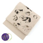 麻 夏 ベージュ 名古屋帯 《 召しませ華 》カジュアル お仕立て上がり 召しませ花 お太鼓柄 日本製 八寸 ベージュに墨絵風 猫の集会(墨猫)【KK】【FK】