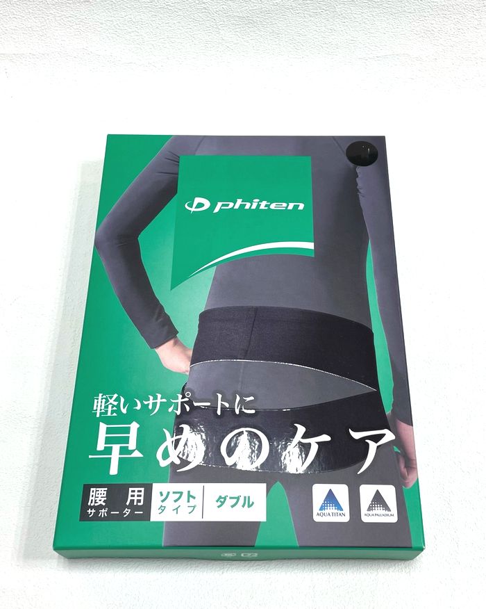 超薄型で、ボディラインや上に着る衣服にひびきにくいベルトです。 伸縮性に優れた薄型生地を使用し、裏側には滑り止めが3箇所付いています。 腰に加えヒップ周辺を広範囲にサポートできすダブルタイプのベルトです。 サイズS・M・L(縦幅共通約10.5cm1本あたり)/カラー:ブラック サイズ/腰周囲 S/55-85cm M/70-100cm L/85-115cm 素材/本体:ポリウレタン77% 、ナイロン 23%・面ファスナー(オス・メス):ポリエステル100%、滑り止め:ポリエステル 70% 、ポリウレタン 30% 使用方法 ●腰に使用する場合 商品の上端をへその高さに合わせます。 好みの締め付け力で引っ張りながら、前部を面ファスナーで固定します。 ●骨盤に使用する場合 骨盤に使用する場合は、上端を骨盤の一番広い部位(へそと股の真ん中あたり)に合わせます。 　 メーカー（製造） ファイテン株式会社　 広告文責 アクアofサイエンス 　TEL:072-781-7913