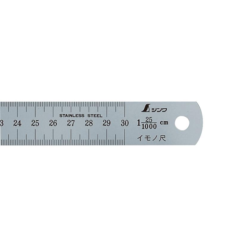 ●鋳物用の木型や金型の製作時に、型の寸法を測定する時に使用します。鋳物は砂のくぼみに溶けた鋳鉄を流し込んで固めます。この時、収縮するので型は大きめに作ります。金属や、大きさ、鋳物工場によって収縮率が異なりますので、それらに応じた拡大率のイモノ尺が必要になります。 ●シルバー加工で表面の反射を抑え目盛が読み取りやすくなっています。 ●エッチング加工+メッキ目盛で、過酷な使用状況下でも性能を落としません。 [仕様] ●本体サイズ 345×25×1.0mm ※伸縮によって数値は変わります。 ●製品質量 66g ※伸縮によって数値は変わります。 ●材質 ステンレスSUS420J2