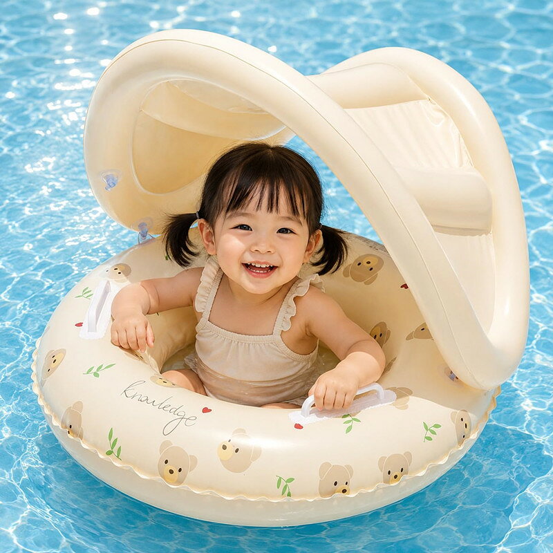 【対象年齢1～5歳頃】本体サイズ約56×22×27cm。足入れタイプで小さなお子さまが座りやすい設計です。ハンドル付きで楽しく水遊びができます。対象年齢はあくまで目安です。お子さまの体格に合わせてご使用ください。 【取り外し可能なサンシェード付き】SPF50+対応のサンシェードが強い日差しをやわらげます。取り外し可能なので天候やシーンに合わせて使い分けできます。側面メッシュ付きで、お子さまの様子も確認しやすい設計です。 【やわらかく丈夫なPVC素材】厚みのあるPVC素材を採用し、耐久性に優れています。空気漏れしにくく、水遊びを快適にサポートします。※素材特有のにおいが気になる場合は、風通しの良い場所で陰干ししてください。 【コンパクト収納】使用後は空気を抜いて小さく折りたためます。旅行や海水浴、プールへの持ち運びも簡単です。