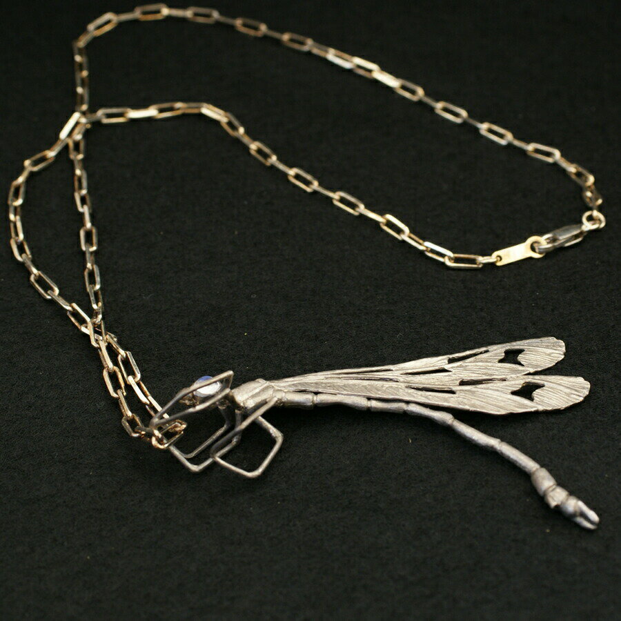 シルバーネックレス(ペンダントトップ付き)「カブトトンボ」銀で精巧に作られたトンボのペンダントネックレス。ブルームーンストーン付ネックレストップ、シルバーチェーン付き