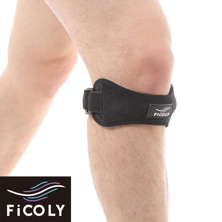 製品仕様 商品名 FiCOLY膝サポーター 2個セット 対象 男女兼用 商品サイズ 長さ 約36cm　幅 約7cm 対応サイズ目安 ひざ下周り 31cm〜44cm 素材／材質 クロロプレンゴム（ネオプレン）90％・綿7％・シリコーン樹脂3％ カラー ブラック 仕様 シリコンのクッションが膝を圧迫固定し、スムーズな動きを支える膝用サポーターです。 日常生活から、筋トレや登山、ランニングなどのスポーツ時まで、動きを妨げることなく膝をサポートします。 コンパクトなバンドタイプの2枚セットです。 ご注意事項 ※輸入品の為、輸送時の外箱、袋等破れ・潰れ等、パッケージ、ケース、本体に汚れ、すれ傷等、また商品に小さな傷等ある場合がございますが、保障の対象にならないことをご理解、ご了承の上ご購入ください。 ※入庫の際の商品状況は毎回異なります。その為、デザインが多少異なる場合がございますので予めご了承ください。 ※モニターの発色の具合によって実際のものと色が異なる場合がございます。ご了承ください。 【クリックポスト、配送についてのご注意】 ※【代金引換】はご利用いただけません。 ※日時・時間指定はできません。 ※お届けは、お客様のポストに投函となります。 【宅急便、配送についてのご注意】 ※宅急便での配送の場合は別途、地域別の送料がかかります。 ※代金引換の場合は別途、地域別の送料と代引き手数料がかかります。 膝サポーター ひざ 膝 サポーター シリコン パッド コットン 固定 女性 男性 左右兼用 バンド クッション 筋トレ スポーツ着用により膝を固定し、スムーズな動きを支えます。 膝を圧迫することで関節を安定させ、ぐらつきをおさえます。 膝は日常生活から運動時まで動きの支点として機能します。 そのため大きな負担がかかりやすい部位です。 コンパクトな細巻きタイプのバンドが動きを妨げることなく、膝をサポートします。 膝を支え、衝撃から守るシリコンパッド内蔵。適度な圧迫感で、膝を包み込むようにサポートします。 バンド外側は、ウェットスーツにも使用される、伸縮性に優れ肌に優しい、クロロプレンゴム（ネオプレン）生地を採用。 内側にはコットン素材を使うことで、通気性良く、汗を吸収、蒸れにくい設計になっています。 軽量でありながらも、しっかり膝を支えてくれます。 左右兼用でフリーサイズ。 巻いて取り付けるバンドタイプのため、靴を履いたままでも簡単に装着可能です。 マジックテープでサイズ調整でき、子供から大人まで様々な方にお使いいただけます。