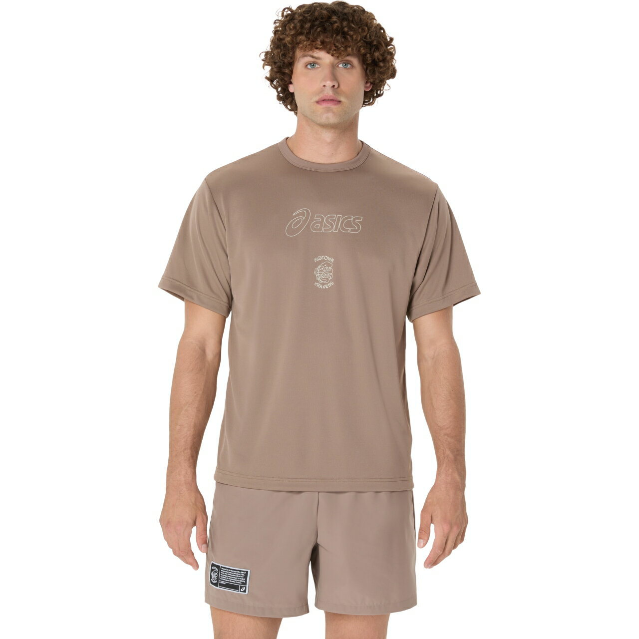 カラー名：*タープグレイサイズ：M|L|XL|2XL|3XLシリーズ：25SSNEWSILVER生産国：IndonesiaMIDTOWN KRAKENSアイテム、ゆったりシルエットの半袖シャツ前面にアシックスとMIDTOWN KRAKENSのマークが印刷されたゆったりシルエットの半袖シャツ。オリジナルのピスネームを左裾部分に縫い付け。バスケットボール / Tシャツ / 半袖 / ショートスリーブ / 練習 / 部活 / トレーニング / ジム / 普段使い / 2063A411-020