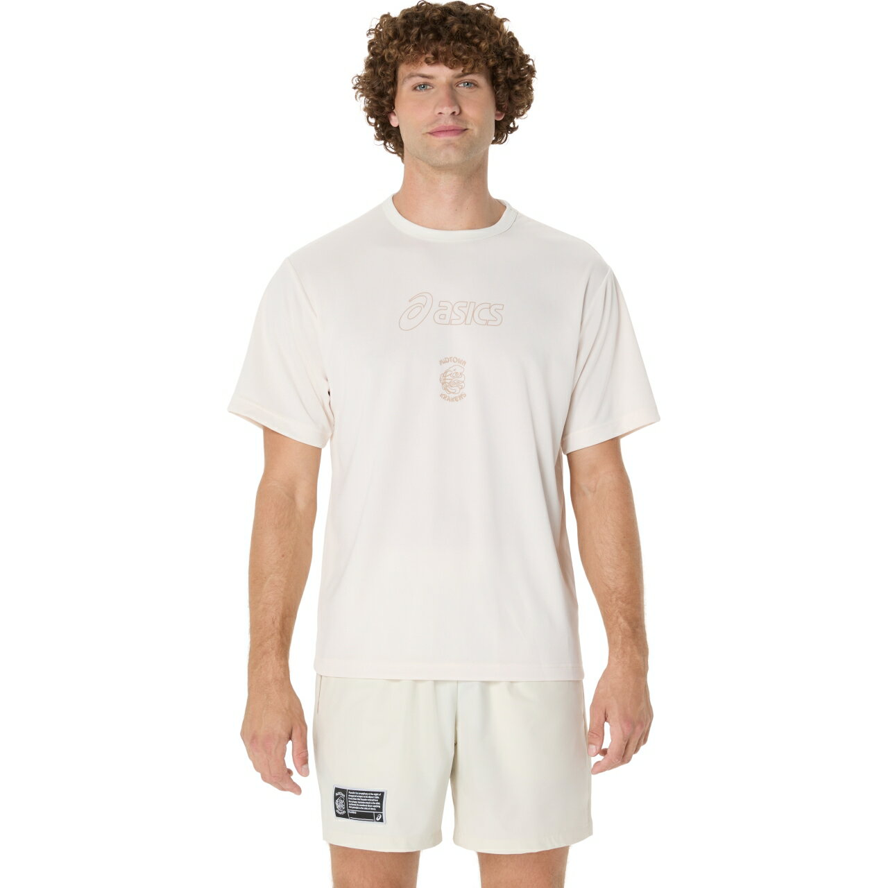 カラー名：*バーチサイズ：M|L|XL|2XL|3XLシリーズ：25SSNEWSILVER生産国：IndonesiaMIDTOWN KRAKENSアイテム、ゆったりシルエットの半袖シャツ前面にアシックスとMIDTOWN KRAKENSのマークが印刷されたゆったりシルエットの半袖シャツ。オリジナルのピスネームを左裾部分に縫い付け。バスケットボール / Tシャツ / 半袖 / ショートスリーブ / 練習 / 部活 / トレーニング / ジム / 普段使い / 2063A411-200