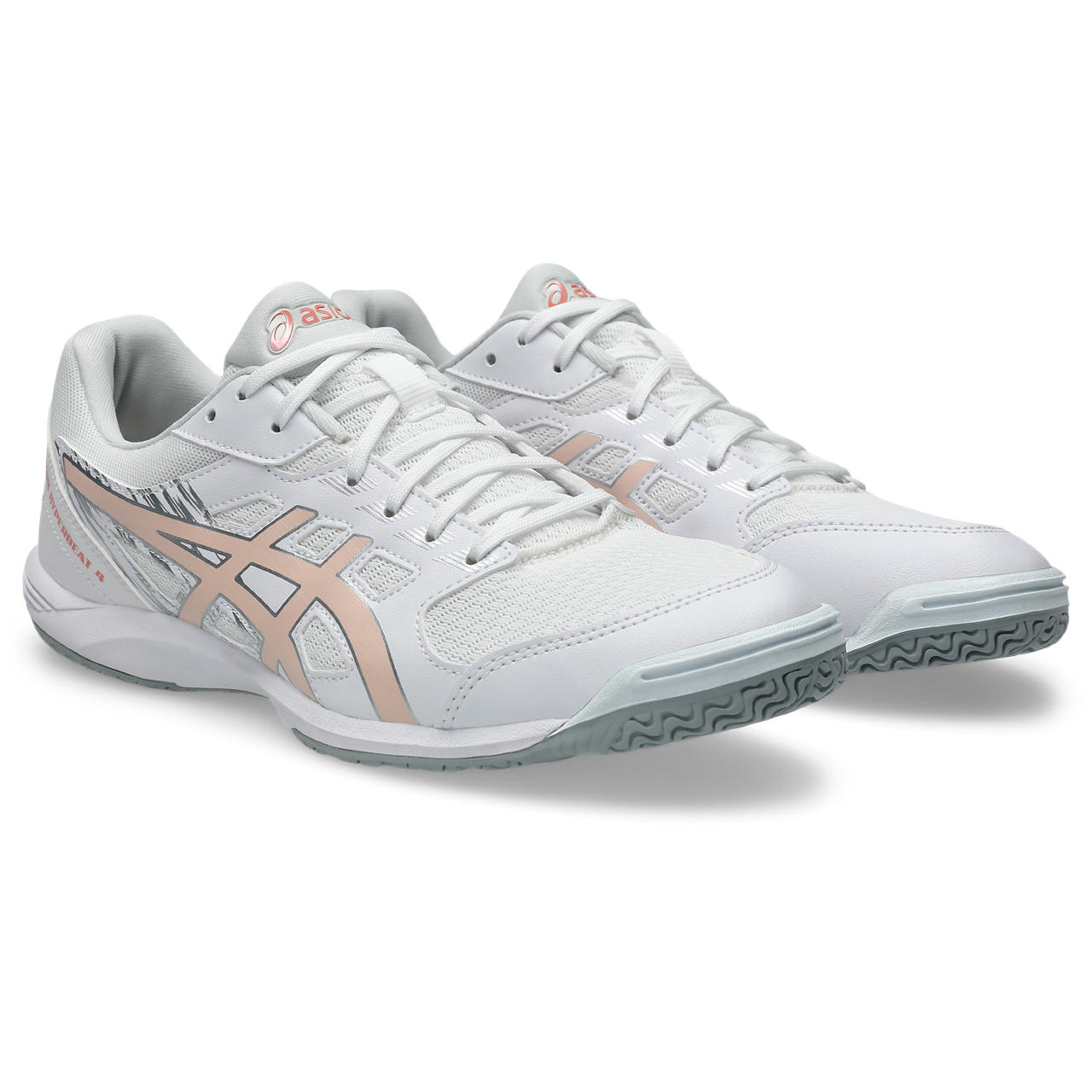 品名：ATTACK HYPERBEAT 4カラー名：WHITE/BREEサイズ詳細：19.0cm20.0cm21.0cm22.0cm22.5cm23.0cm23.5cm24.0cm24.5cm25.0cm25.5cm26.0cm26.5cm27.0cm27.5cm28.0※商品によってはどうしても若干の誤差が発生してしまいます。　1-2cmの誤差はあらかじめご了承ください。商品の説明：コート上での、サポート力と柔軟性を追求し、プレーするさまざまなインドアコートプレーヤー向けに設計されています。アウターソールのフレックスグルーブは、柔軟性に優れ、急な動きにも対応できるようサポートします。アッパーのメッシュ材が通気性を向上させ、人工皮革材がサポート力を向上。仕様：アッパー素材: 合成繊維+人工皮革STANDARD26SS SILVERVietnamNON MARKING RUBBER対応卓球 / シューズ / 柔軟性 / 軽量性 / 通気性 / サポート力 / メッシュ素材 / 練習 / 部活 / トレーニング / 試合 / クラブ / スクール / 1073A056-103