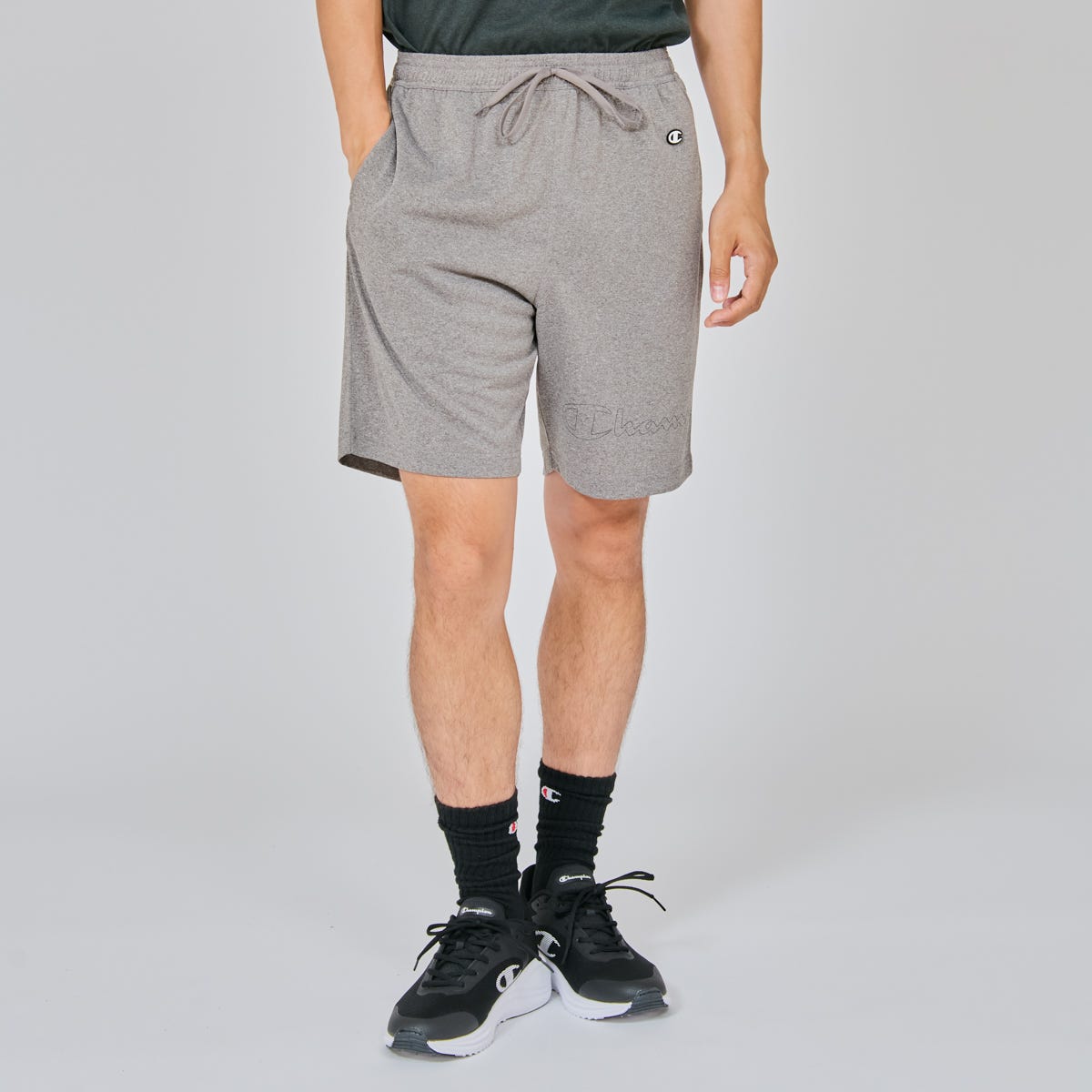 品名：SHORTSカラー名：ヘザーチャコールサイズ詳細：M : 股上 (cm)31 | 股下 (cm)17.5 | 平置きでのウエスト幅 (cm)34.5 | 渡り幅 (cm)32 | 平置きでの裾口幅 (cm)26.5L : 股上 (cm)32 | 股下 (cm)19.5 | 平置きでのウエスト幅 (cm)36.5 | 渡り幅 (cm)33 | 平置きでの裾口幅 (cm)27.5XL : 股上 (cm)33 | 股下 (cm)21.5 | 平置きでのウエスト幅 (cm)38.5 | 渡り幅 (cm)34 | 平置きでの裾口幅 (cm)28.5サイズはアメリカ企画サイズではなく、日本企画サイズです。実際のサイズと若干の誤差が生じる場合がございます。±2cmまでを許容範囲としております。洗濯により若干の縮みがございます。モニタなどの環境で、写真と実際の商品とは色が多少異なる場合があります。※商品によってはどうしても若干の誤差が発生してしまいます。　1-2cmの誤差はあらかじめご了承ください。商品の説明：環境に配慮されたリサイクルポリエステル100％で、繊維上でのバクテリアの増殖を抑制する防臭機能を備えた素材「C VAPOR(R)」を使用したショーツです。速乾性に優れているので、ヒートアップした身体を素早くドライにし、COOLで快適な状態を保ちます。UVカット機能付き。左前裾にChampion（チャンピオン）ロゴを大胆にラバープリントで入れています。※3L-5Lの大きなサイズ（C3-DS511L）も展開しています。素材・材質：C Vaporポリエステル100%原産国：カンボジアスポーツ / スポーツウェア / バスケ / バスケットボール / チャンピオン / ヘインズ / ウェア / ボトムス / パンツ / ズボン / ゲームウェア / ショートパンツ / ストリート / カジュアル / 試合 / 運動 / 部活 / トレーニング / フィットネス / 学校 / ジム / 日常 / 防寒 / C3DS511-089