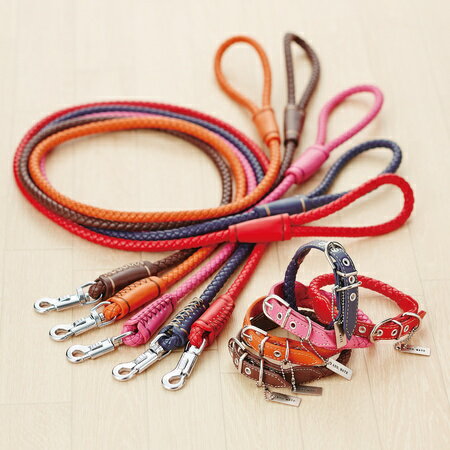 人気の犬具マニエラに新色を追加しました。全サイズ5色になり、よりお好みの色を選んでいただけます。原材料：合成皮革、亜鉛合金。