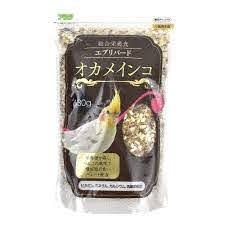 ビタミン・ミネラルなどの栄養素配合で、これ一つで栄養摂取。新製法のペレット配合、嗜好性の良い香り原材料：キビ、マイロ、カナリアシード、小粒ひまわり、メーズ、麻の実、サフラワー、ムキえん麦、かぼちゃの種、ボレー、ペレット（米、米糠、粟、炭酸カルシウム、果糖、天日原塩、乳酸菌、トルラ酵母、糖蜜、ケイ酸アルミナ、アルファミール、麦芽発酵エキス、ビタミン類ミネラル類（硫酸マンガン、硫酸亜鉛、硫酸銅、硫酸マグネシウム、硫酸鉄、塩化コバルト）。