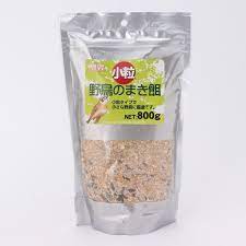 まきえの小粒タイプです。原材料：米、アワ、トウモロコシ、マイロ、小粒ひまわりの種、ヒエ。幅×奥行×高さ=170×80×270(mm)。食べやすい小粒タイプです。